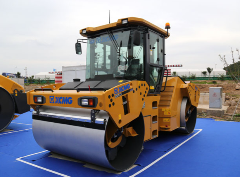 Каток xd103 xcmg. Каток дорожный вибрационный xcmg, xd143. Двухвальцовый гидравлический каток xcmg xd133. Двухвальцовый гидравлический каток xcmg xd133. Каток асфальтовый komatsu.